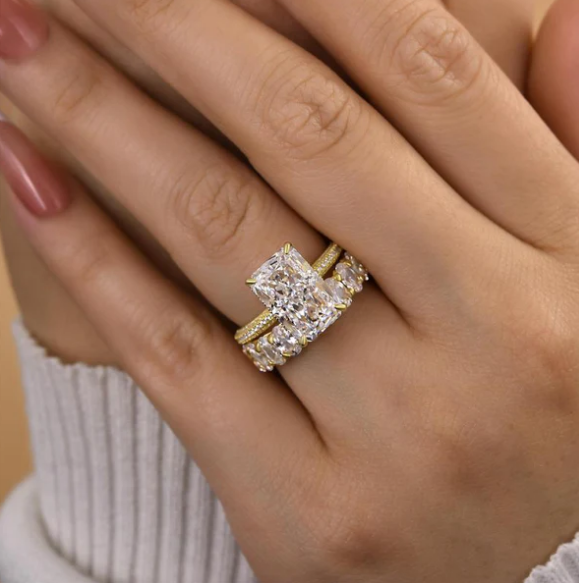 Elegant Cushion Cut Diamond Ring in Gold